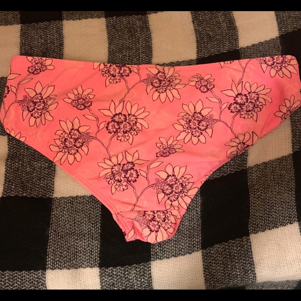 Bikini - Picture 2 of 4